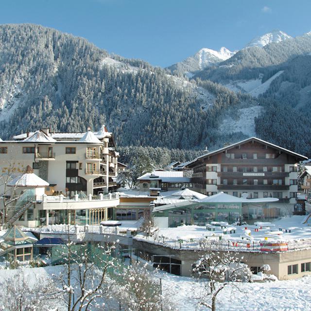 Det 4-stjärniga Sporthotel Strass är ett av de riktigt populära hotellen i Mayrhofen. Hotellet ligger i hjärtat av Mayrhofen, mitt i gågatan bara ett stenkast från Penkenbahn. Rummen är trevligt och rymliga och har en TV, säkerhetskåp, telefon, radio och balkong. I badrummet finns en badrock och tofflor, som kan användas i hotellets attraktiva spaavdelning med bl.a. inomhuspool, bastu och bubblebad. Massage av ömma muskler efter en dag av skidåkning kan beställas. I boendet ingår det en bra tyrolsk halvpension med en internationell twist. Hotellet erbjuder också gym och en mysig bar, och skulle du sakna något, hittar du det säkert direkt utanför hotellets ytterdörr i Mayrhofen spännande och livlig gågata. Skäm bort dig själv med en vistelse på Sporthotell Strass i Mayrhofen.