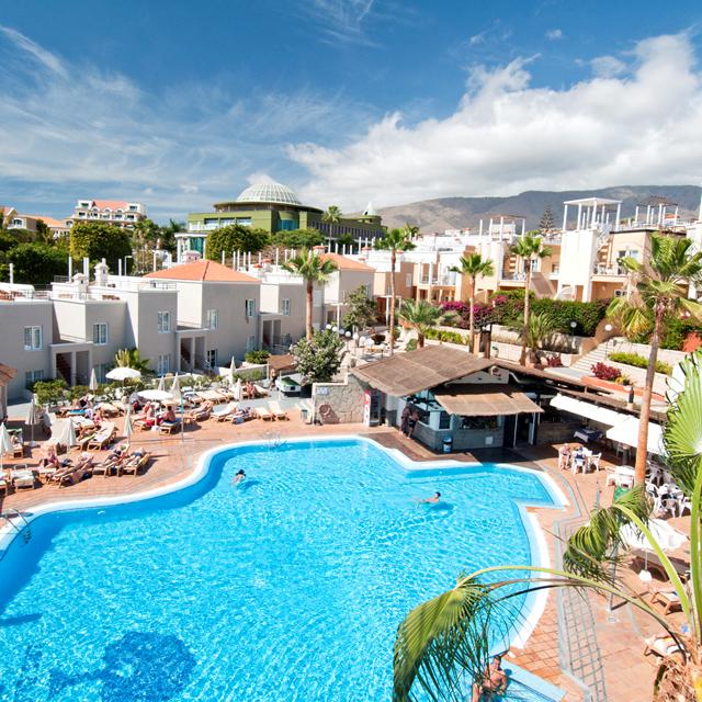 Los Olivos Beach Resort is een fijn adres voor een ontspannen vakantie op het mooie eiland Tenerife. Er is een heerlijk zwembad voor als u zin heeft in een frisse duik. En lekker van het zonnetje genieten kunt u op het zonneterras. Voor lekker eten en drinken wordt gezorgd. Vindt u het ook een ontspannen idee om een tijdje niet aan de boodschappen te hoeven denken? Bovendien zijn de appartementen en juniorsuites modern ingericht, zodat u iedere dag weer goed tot rust kunt komen na een dagje zon, zee en strand, of een middagje het eiland verkennen.