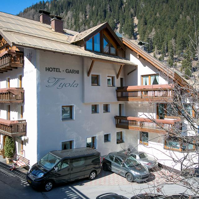 Hotel Garni Tyola ligger på en lugn plats i Ischgl. Det är byggt i typisk tyrolsk stil, med tillräckligt med parkeringsplatser och ligger centralt i byn. På bara cirka 5 minuters gångavstånd hittar du dalstationerna för skidliftarna Silvretta och Pardatschgrat, som tar dig upp till pisterna på några minuter. Vi erbjuder dig fint inredda lägenheter, som alla är utrustade med ett fint kök, 1 eller 2  sovrum och ett modernt badrum.Ischgls livliga centrum, med sina många butiker, ligger inom gångavstånd. Här kan du också roa dig på kvällen: från champagnebar till stort afterski-tält, och från snackbar till stjärnrestaurang, här hittar du något för alla! Och allt det bara några minuters promenad bort.