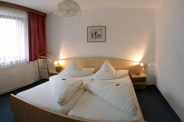 2-persoonskamer type A 3* Sautens € 831,- ➤ hond is welkom, sauna, wifi, tennisbaan, parkeerplaats, wellness, restaurant(s)