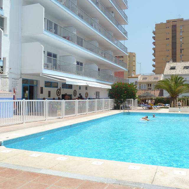 Appartementen Embajador ligt in Fuengirola, een bruisende badplaats in het zuiden van Spanje. De appartementen hebben een zwembad met ligbedjes en voor het strand hoeft u maar 2 minuten te lopen. Ook het centrum is op loopafstand. 's Avonds is het genieten op de 'Paseo Maritimo' boulevard en in een van de 300 restaurants die Fuengirola rijk is.Embajador is een geliefd appartementencomplex in een gemoedelijk, Spaans buurtje. De appartementen zijn zeer ruim en eenvoudig ingericht. In de kitchenette kunt u bescheiden maaltijden bereiden.