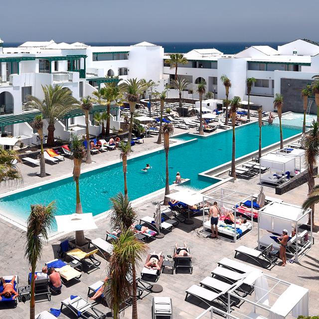 Hotel Barcelo Teguise Beach is onderdeel van de Barcelo keten. Dit vakantieadres heeft een zeer goede ligging en uitstekende faciliteiten. Het Las Cucharas strand vindt u al na circa 150 meter wandelen. Blijft u liever bij het hotel, dan is er een mooi aangelegde tuin met palmbomen, een zwembad en fijne ligbedden om de hele dag op te kunnen wegdommelen. Voor nog meer ontspanning kunt u naar het wellnesscenter met o.a. sauna en Turks stoombad. Lekker eten is ook erg belangrijk en daarom wordt er iedere dag gezorgd voor allerlei smakelijke maaltijden in het buffetrestaurant. U leest het, dit wordt genieten!