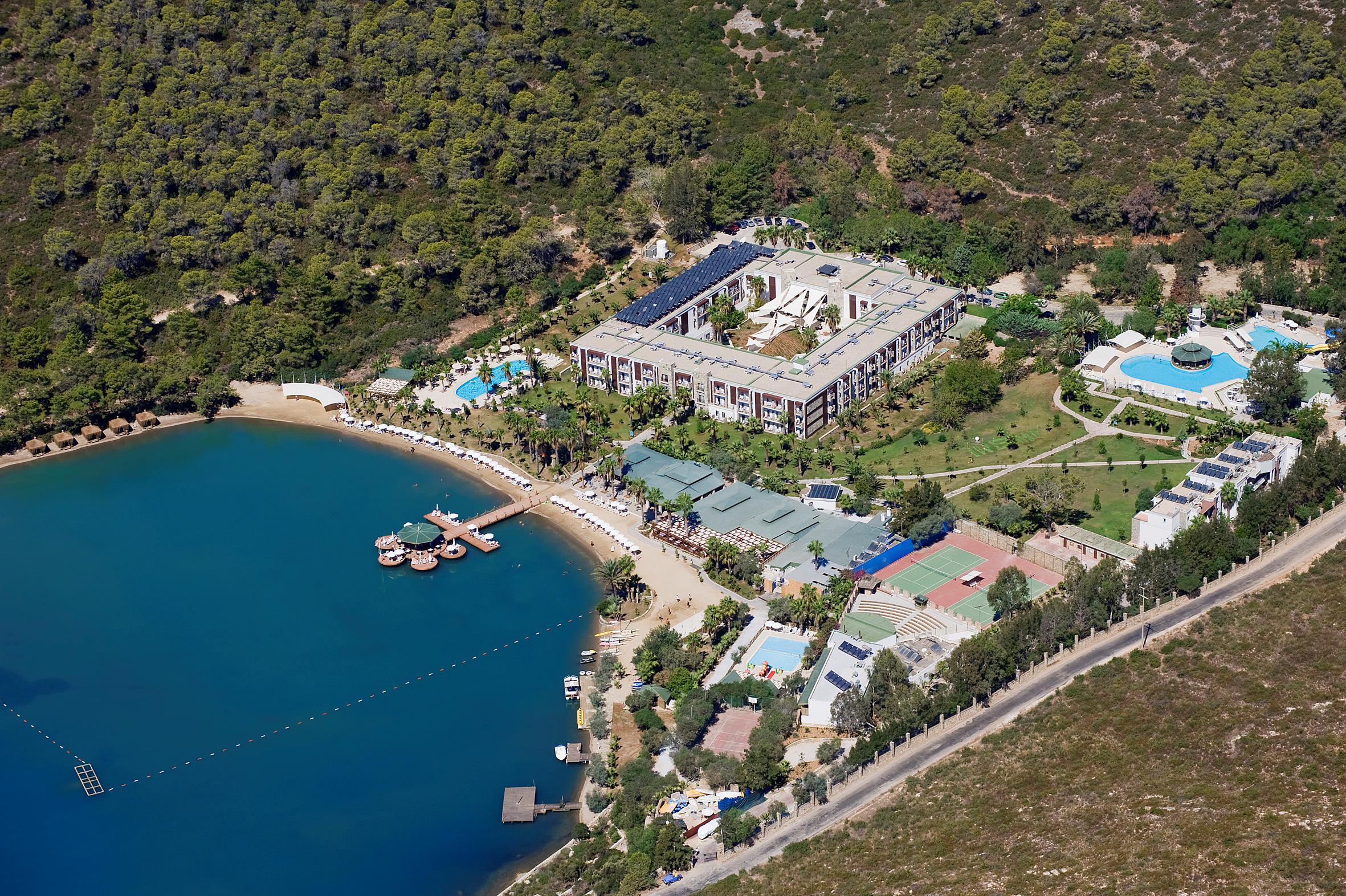 Crystal Green Bay Resort & Spa