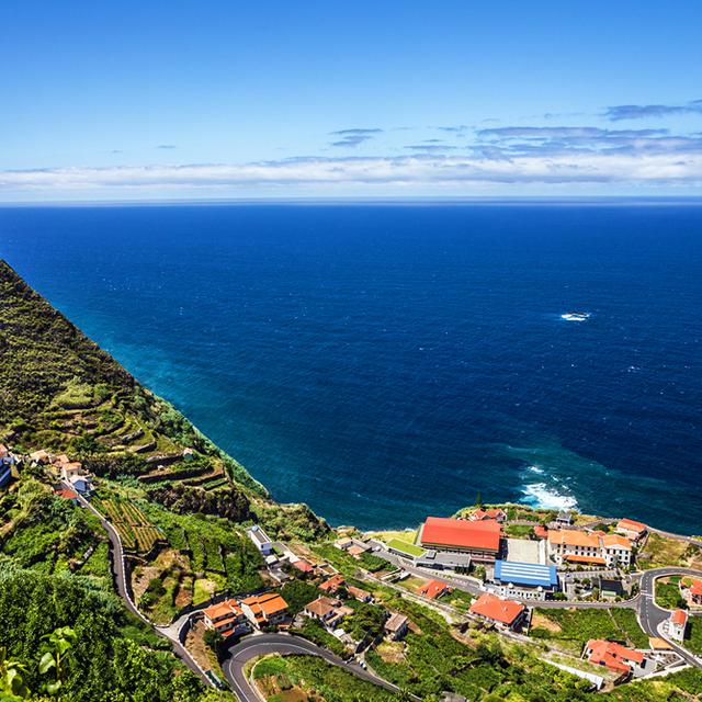 Tijdens de Fly & Drive Madeira - Sea & Forest Views ontdekt u de mooiste plekjes van het bloemeneiland Madeira. De route voert u langs de kust en het ongerepte binnenland. U brengt een bezoek aan de hoofdstad Funchal en ontdekt de leukste vissersdorpjes.<br />Dag 1: Van de luchthaven naar Porto Moniz (ongeveer 68 km)Bij aankomst op de luchthaven wordt u opgewacht door onze Engelssprekende lokale vertegenwoordiger. Na ontvangst van de welkomstenvelop en de route, rijdt u naar een comfortabele accommodatie aan zee in Porto Moniz, waar u 3 nachten zult verblijven.<br />Dag 2: Van Porto Moniz naar Ponta Delgada/Sao Jorge (ongeveer 45 km)Vandaag start de rondreis met een bezoek aan het dorp Sao Vicente, gelegen aan de voet van een steile vallei. Wandel door de smalle, geplaveide straatjes en leer meer over de vulkanische geschiedenis van Madeira tijdens een bezoek aan de vulkanische grotten van Sao Vicente. Vertrek daarna met de auto naar de stad Ponta Degalda, waar de sfeervolle boulevard en de kerk ‘Igreja Matriz de Sao Sebastiao’, de belangrijkste trekpleisters zijn. Reis vervolgens naar de eindbestemming van vandaag, Sao Jorge. Hier bezoekt u Quinta do Arco, waar u kunt wandelen door een prachtige tuin en de grootste collectie rozen van Portugal kunt bewonderen. Overnachting in Porto Moniz.<br />Dag 3: Van Porto Moniz naar Rabacal/Paul da Serra (ongeveer 80 km)Al reizend komt u in het weelderige landschap van de Rabacal vallei, een betoverende plek die geliefd is om zijn levada wandelingen en die u alleen kunt bereiken met de auto. Als u op ontdekkingstocht gaat, vergeet dan niet een lunchpakketje mee te nemen. Overnachting in Porto Moniz.<br />Dag 4: Van Porto Moniz naar Funchal (ongeveer 70 km)Neem de kustweg via Sao Vicente, naar Funchal en rijd langs de zuidwestelijke kustdorpjes Madalena do Mar en Ponta do Sol voor een heerlijke lunch. De rest van de dag kunt u doen waar u zin in heeft. U overnacht de rest van het verblijf in Funchal, vlak bij het centrum en de boulevard.<br />Dag 5: Van Funchal naar Funchal Lido/Camara de Lobos (ongeveer 8 km)Vandaag kunt u de buurt van het hotel verkennen; de wijk Lido. Waar u veel restaurants en cafes vindt en waar u kunt wandelen over de promenade die langs het water loopt, tot het volgende dorp Camara de Lobos. Een authentiek vissersdorp, waar u versbereide vis kunt eten. Dag 6: van Funchal naar Funchal/Monte. (ongeveer 15 km)Laat u vandaag verrassen door Funchal, de hoofdstad van het eiland. Bezoek musea en ontdek de cultuur van het eiland. Neem de kabelbaan naar boven naar Monte.<br />Dag 7: Van Funchal naar Garadjau/Santo da Serra (ongeveer 35 km)Rijd naar het standbeeld van Jezus Christus. Die lijkt op het beeld die u kent van Rio de Janeiro. U kunt te voet naar boven, waarvandaan u ook een prachtig uitzicht hebt op de omgeving. Daarna volgt u de route naar het landelijke Santo da Serra, een romantische en inspirerende omgeving.<br />Dag 8: Van Funchal naar de luchthaven (ongeveer 25 km)Einde van de reis. Toch liever wat langer blijven? Dat kan! U kunt uw reis verlengen met een verblijf in een hotel naar keuze. Neem hiervoor contact op met ons service en contact center. Eventuele transfers of extra dagen autohuur kunt u ook bij ons service en contact center regelen.” WIDTH=”450″ HEIGHT=”450″/></p>
<p><a href=