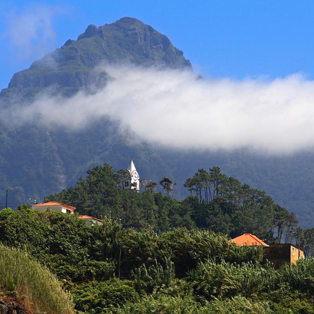De Fly & Drive Madeira - Mountain Escapes is een rondreis met vele hoogtepunten. Tijdens de reis ontdekt u de mooiste plekjes van het bloemeneiland Madeira en maakt u kennis met lokale specialiteiten.<br />Dag 1: Van de luchthaven van Funchal naar Ribeira Brava (ongeveer 44 km)Bij aankomst op de luchthaven wordt u opgewacht door onze Engelssprekende lokale vertegenwoordiger. Na ontvangst van de welkomstenvelop en de route, rijdt u naar een authentieke pousada waar u 2 nachten zult verblijven. Een pousada is een Portugese term voor een luxe, charmant hotel dat vaak gevestigd is in een historisch gebouw. De pousada waar u als eerste gaat overnachten is gelegen op een bergplateau in een door UNESCO beschermd laurierbos. Dag 2: Van Ribeira Brava naar Sao Vicente/Porto Moniz (ongeveer 30 km)Vandaag start de rondreis met een afdaling naar het gezellige dorp Sao Vicente, waar u een kapelletje kunt bezoeken. Als u geinteresseerd bent in de vulkanische oorsprong van het bloemeneiland Madeira dan raden wij u aan een bezoek te brengen aan de 4000 jaar oude vulkanische grotten van Sao Vicente of het museum. Neem vervolgens de weg richting Porto Moniz en aanschouw de prachtige watervallen die u onderweg tegenkomt. Geniet van een lunch, dicht bij de natuurlijke vulkanische zwembaden en bestel de beroemde forel in het dorp Ribeira da Janela. De overnachting vindt vannacht plaats in een pousada in Ribeira Brava.<br />Dag 3: Van Ribeira Brava naar de omgeving van Camara de Lobos (ongeveer 20 km)Vandaag vervolgt u de mooie route en reist u af naar een nieuwe plek waar u de komende 3 nachten zult doorbrengen. Deze prachtige plek staat bekend om zijn kersen en prachtige ligging in het bos. Het is in de omgeving van Camara de Lobos. Onderweg kunt u nog een stop maken in het pittoreske dorp Ribeira Brava, aan de naastgelegen en gelijknamige rivier. Overnachten doet u in Camara.<br />Dag 4: Van Camara de Lobos naar Ponta do Pargo – Paul do Mar – Jardim do Mar – Prazers – Calheta – Ponta do Sol (ongeveer 50 km)Laat u zeker verrassen door het moois van de westkust en rijd naar Ponta do Pargo, wat ook wel dolfijnenpunt betekent. Geniet hier van een fenomenaal uitzicht over de oceaan en bezoek de vuurtoren. Wanneer u wat verder naar beneden rijdt, komt u langs de ruines van de oude molens en vissersdorpjes Paul do Mar en Jardim do Mar. Breng vervolgens in Prazers een bezoek aan de Pedagogische boerderij en proef van de lokale lekkernijen, zoals honingcake en Poncha (alcoholische drank met citroen en sinaasappel). De dag kunt u mooi afsluiten met een zonsondergang in Ponta do Sol. Ook vannacht overnacht u weer in Camara.<br />Dag 5: Van Camara de Lobos naar Cabo Girao (ongeveer 40 km)Neem de kronkelende wegen naar het dorp in de vallei van Curral das Freias, beroemd om zijn kastanjes en spectaculaire uitzicht vanaf Eira do Serrado Belvedère. Stop voor de lunch zeker in het pittoreske kuststadje Camara de Lobos dat benoemd wordt om zijn gastronomische specialiteit, de espada preta (zwarte haarstaartvis) en waar u leuke gekleurde vissersboten kunt spotten. Het einde van de dag nadert en dat is het absolute hoogtepunt, de Cabo Girao. Vanaf de op een na hoogste klif (580m) ter wereld heb je een betoverend uitzicht. Iets om nooit meer te vergeten. U verblijft vannacht in Camara.<br />Dag 6: Van Funchal naar Santana (ongeveer 50 km)Vandaag rijdt u langs de Ribeiro Frio (koude rivier), een mooi dicht bosgebied dat populair is door zijn wandelroutes en forellenkwekerij. U rijdt langs de traditionele huisjes, triangular palheiros . Mocht de tijd het toelaten, dan is het een aanrader om de kustdorpen Sao Jorge en Faial nog te bezoeken. Vervolgens rijdt u naar Funchal, de hoofdstad van het eiland waar u de nacht doorbrengt.<br />Dag 7: Van Funchal naar Pico do Arieiro/Monte (ongeveer 20 km)Na een goede nachtrust rijdt u vanuit Funchal naar het romantische dorpje Monte, waar u de kerk en de tropische tuinen kunt bezoeken. Met een typische slee, carros de cetso kunt u weer naar beneden. In de namiddag is er de tijd om de 3e hoogste berg van het eiland te bezoeken, Pico do Areiro. Ook vannacht verblijft u weer in Funchal.<br />Dag 8: Van Funchal naar de luchthaven van Funchal (ongeveer 22 km)Einde van de reis is weer aangebroken. Toch liever wat langer blijven? Dat kan! U kunt de reis verlengen met een verblijf in een hotel naar keuze. Neemt hiervoor contact op met ons call center. Eventuele transfers of extra dagen autohuur zijn hierbij niet inbegrepen en ook dit kunt u regelen met ons call center.” WIDTH=”450″ HEIGHT=”450″/></p>
<p><a href=