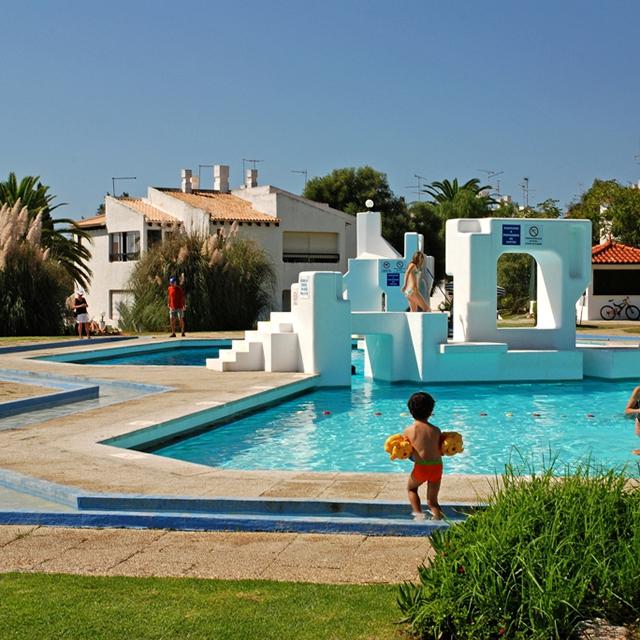 Het ruim opgezette vakantiepark Pedras del Rei ligt in een mooie omgeving, aan de rand van de lagune van het natuurgebied Ria Formosa. Het 12 kilometer lange zandstrand ligt op 1500 meter, hier kunt u dus aardig grote strandwandelingen maken. Er rijdt voor u een speciaal treintje naar het strand waar u gratis gebruik van mag maken.U kunt heerlijk baden in het grote zwembad bij de appartementen, maar naast het zwembad zonnen met een lekker fris drankje is ook zeker niet verkeerd. Als u zin heeft in een uitstapje, kunt u naar het vissersplaatsje St. Luzia gaan wat nabij ligt. Vanaf de kleine boulevard heeft u daar een prachtig uitzicht over de haven en het natuurgebied.
