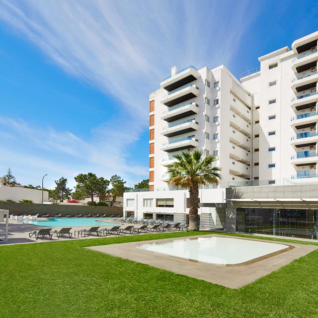 Ben u op zoek naar een comfortabel hotel met vele faciliteiten voor zowel jong als oud? Dan bent u bij Hotel Alcazar & Spa aan het juiste adres! De nette en ruime kamers beschikken over een fijn balkon. Zo kunt u ook op uw balkon heerlijk genieten van de Portugese zon. Hotel Alcazar & Spa heeft een ideale ligging, aan de rand van het pijnbomenbos, dat u uitnodigt voor een prachtige wandeling. Daarbij staat u binnen een zeer korte tijd al op het fijne zandstrand en in het gezellige centrum van Monte Gordo.Hotel Alcazar & Spa biedt alle faciliteiten voor zowel een sportieve als relaxte vakantie. Geniet van een dagje bij het fijne buitenzwembad met loungebedden en een speeltuin voor de kinderen of sla een balletje op een van de uitdagende golfbanen in de omgeving. Wilt u echt even helemaal tot rust komen, dan kan dit in het wellness center. Hier kunt u tegen een kleine vergoeding optimaal genieten van onder andere de sauna, Turks stoombad en massages.Liever naar Hotel Alcazar & Spa in de winter? Bekijk hierde mogelijkheden.