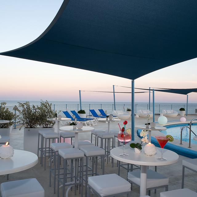Aan de boulevard, bij de gezellige haven van Fuengirola ligt Hotel El Puerto by Pierre and Vacances. Het strand is op steenworp afstand, net als het levendige centrum met winkeltjes, terrassen en restaurants.De kamers zijn modern ingericht en hebben een eigen balkon. Voor het verkoelende zwembad gaat naar u het dak van het hotel. Maak het u comfortabel op een van de ligbedjes of bij de stijlvolle poolbar en geniet urenlang van een lekker drankje en het prachtige uitzicht over Fuengirola en de zee. In het restaurant kunt u aanschuiven voor een smaakvolle maaltijd.