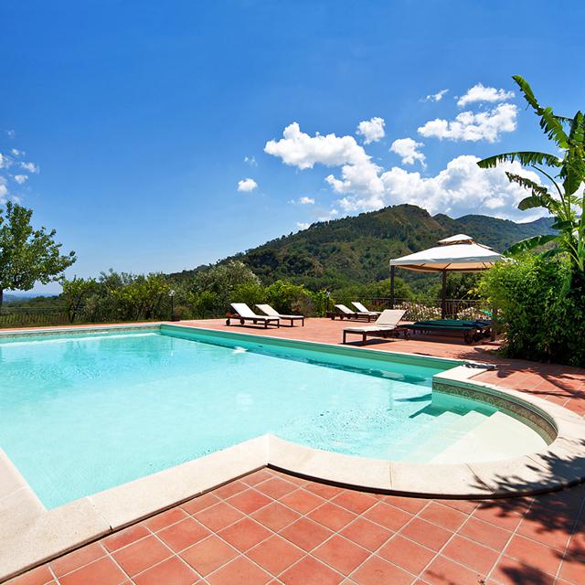 Fly-Drive Casale Romano Resort - inclusief huurauto in Motta Camastra (Sicilië, Italië)