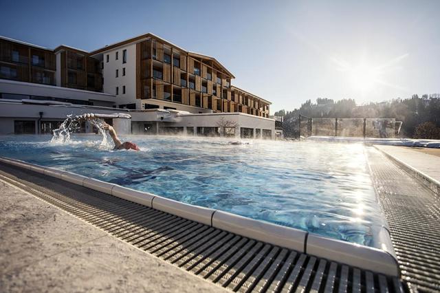 Last minute 4.5* Hopfgarten - Wilder Kaiser-Brixental € 1408,- | fitness, parkeerplaats, wellness, zwembad, wifi, sauna, restaurant(s), kluisje op kamer, hond is welkom