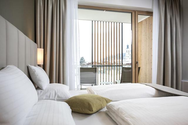 Last minute 4.5* Hopfgarten - Wilder Kaiser-Brixental € 1408,- | fitness, parkeerplaats, wellness, zwembad, wifi, sauna, restaurant(s), kluisje op kamer, hond is welkom