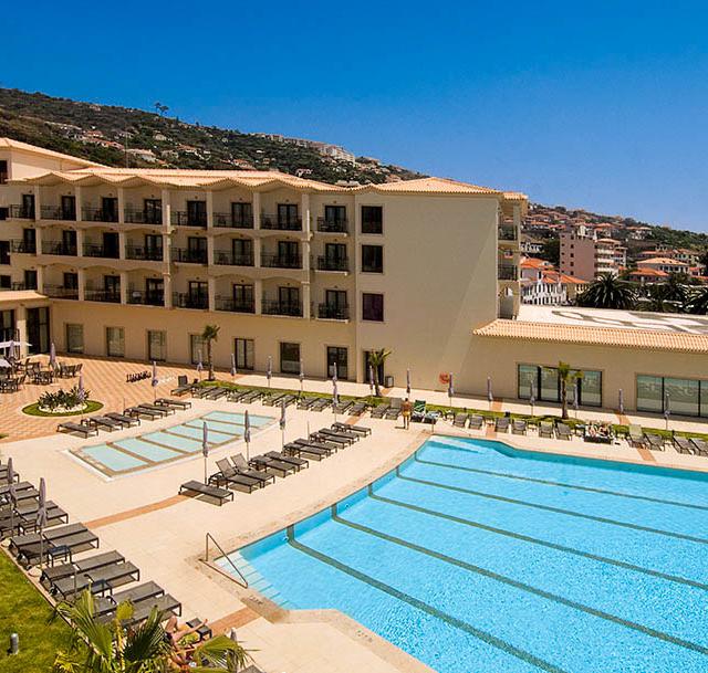 Hotel Vila Gale Santa Cruz heeft een prachtig uitzicht over zee en ligt niet ver van het pittoreske dorpje Santa Cruz. U heeft hier alles bij de hand voor een onbezorgde vakantie. De kamers van Hotel Vila Gale Santa Cruz zijn modern ingericht met comfortabele faciliteiten, zoals een minibar, televisie en gratis wifi. Het uitzicht over zee, vanuit de meeste kamers, is in het echt nog mooier dan op de foto. En in de restaurants vindt u uitstekende buffetten en A-la-cartegerechten. Op een ligbed op het terras bij het zwembad, maar ook tijdens een bezoek aan de spa kunt u optimaal ontspannen.Wilt u wat meer van de omgeving ontdekken? Madeira is bezaaid met historische plaatsjes en heeft een overweldigende natuur. Als een u graag een dagje naar de hoofdstad Funchal wilt, rijdt u hier in 20 minuten naartoe.