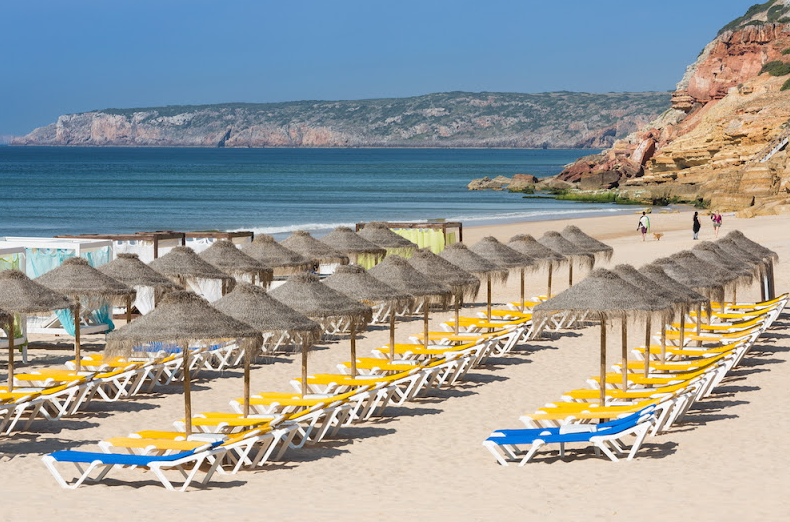 Salema Beach Village inclusief huurauto in Algarve, Portugal