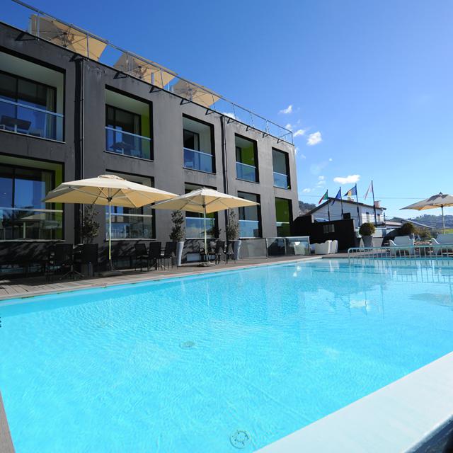 Op een prachtige, rustige locatie in Funchal ligt het het bijzondere Hotel Quinta Mirabela. Dit prachtige design hotel beschikt naast een panoramisch terras ook nog eens over een waanzinnig mooi uitzicht over de baai van Funchal. Ook is er een buitenzwembad met uitzicht op zee en een spa met o.a. een bubbelbad en sauna. Naast de strakke en moderne buitenkant, beschikt het hotel over trendy kamers en suites. U kunt kiezen uit 2 soorten kamers: algemeen en superieur. Deze kamertypes zijn ongeveer even groot, maar het superieur type beschikt over een balkon of terras. Beide kamertypes zijn voorzien van comfortabele bedden, een moderne badkamer met badjassen en een minibar.Quinta Mirabela ligt op slechts 2 kilometer van Funchal: een stad vol cultuur, geschiedenis, leuke winkels en natuurlijk ook veel goede restaurants. Hier kunt u 's avonds uren slenteren en genieten van een heerlijk glas port of wijn op een van de leuke terrasjes die de stad rijk is. Voor een prachtige avond uit hoeft u niet altijd op pad: bij het stijlvolle restaurant van Quinta Mirabela staan de lekkerste Madeiraanse specialiteiten en internationale gerechten op de kaart en bij Stephan's Rooftop Bar worden exotische cocktails geschonken.