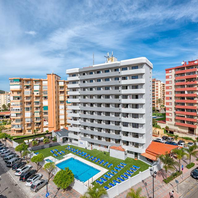 Op loopafstand van het strand en de boulevard van het bruisende Fuengirola ligt Hotel en appartementen Veramar. Restaurants en winkels zijn in de directe omgeving, maar het beste vertoeven is het toch wel in de skybar van het hotel. Hier geniet u van de lekkerste drankjes met een adembenemend uitzicht. De appartementen zijn modern ingericht en beschikken over een ruime kitchenette en een eigen balkon. De accommodatie heeft een zwembad met zonneterras, een poolbar, een snackbar en een restaurant. Hier bent u verzekerd van het ultieme vakantiegevoel!