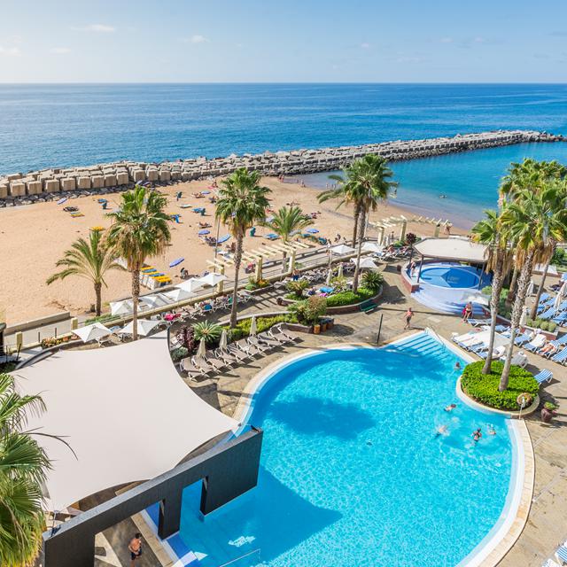 Hotel Calheta Beach wordt gezien als een van de populairste hotels in de regio. Ongetwijfeld door de prachtige ligging, onderaan de berg, en omdat dit het enige hotel is dat direct aan het zandstrand ligt. Het hotel is onlangs volledig gerenoveerd en behoort met haar eco-certificering tot de groep van vier 