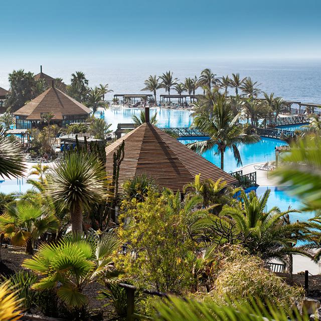 Tussen machtige bergkliffen en de azuurblauwe zee ligt Hotel La Palma & Teneguia Princess Vital & Fitness. Het bekende strand La Zamora ligt op 1,5 kilometer afstand en het hotel beschikt over maar liefst 10 zwembaden, waarvan 2 verwarmd. Bij het grote zwembad is een poolbar en er zelfs een strand met ligbedjes gemaakt. Deze plek is duidelijk bedoeld om te ontspannen.Wilt u tussen het ontspannen door toch iets actiefs doen? Het hotel biedt een zeer ruimte keuze aan sportactiviteiten, zoals een tennisbaan, CrossFit en verschillende sportlessen. Ook het bezoekerscentrum van de vulkaan San Antonio, in het verderop gelegen plaatsje Los Canarios, is een aanrader. In het restaurant eet u A-la-carte, van het buffet of in de pizzeria en er is een gezellige bar met livemuziek.