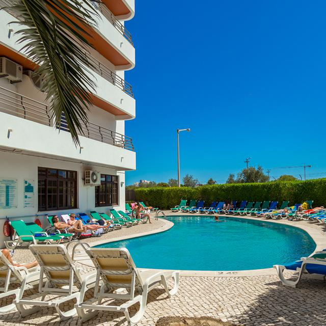 Voor een ontspannen vakantie in de Portugese Algarve, bent u bij appartementen Mirachoro II Rochaaan het juiste adres. De ruime, eenvoudige appartementen bevinden zich in een mooie tuin met een fijn zwembad, waar u heerlijk kunt wegdromen op een van de comfortabele ligbedjes. De Algarve is ook de ideale plek voor leuke uitstapjes. Met een huurauto kunt u bijvoorbeeld langs de schitterende kustlijn rijden om de mooiste baaitjes en zandstranden te ontdekken. In de stad Portimao zijn verschillende goede visrestaurants te vinden. Niet zo gek, gezien het gegeven dat de grootste sardinesvloot van Portugal hier te vinden is en de gegrilde sardines hier vandaan komen.