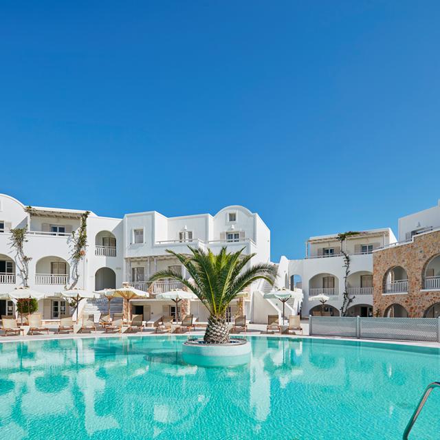 Vakantie Hotel en Appartementen Aegean Plaza in Kamari (Santorini, Griekenland)