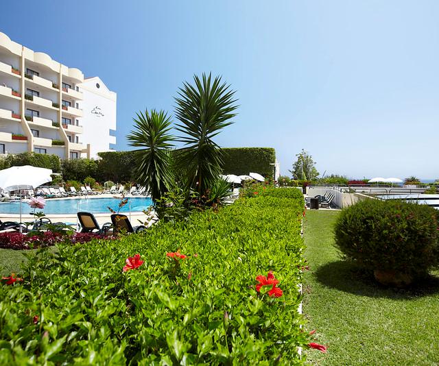 Suite Hotel Eden Mar is ruim opgezet en omringd door een mooie groene tuin. Het strand is op loopafstand en het mooie centrum van Funchal is gemakkelijk en snel te bereiken met de shuttlebus van het hotel. Neem een verfrissende duik in een van de twee grote buitenzwembaden, bestel een lekker drankje bij de poolbar of geniet van de zon op een comfortabel ligbedje. Er zijn verschillende (sport)activiteiten voor alle vakantiegangers. Als u ultieme ontspanning zoekt, breng dan een bezoekje aan het heerlijke wellnesscenter.Voor lekker eten zit u hier zeker aan het goede adres. Met 5 restaurants en 4 bars eet u elke dag gevarieerd van lokale Portugese gerechten tot internationale gerechten. Voor de ultieme culinaire belevenis kunt u terecht bij het Atlântida Restaurant met elke avond een ander thema met show cooking. De kamers van Suite Hotel Eden Mar zijn onlangs opnieuw gemeubileerd en zijn stijlvol ingericht met licht hout en blauwe accenten. De kamers zijn ruim en voorzien van alle gemakken.