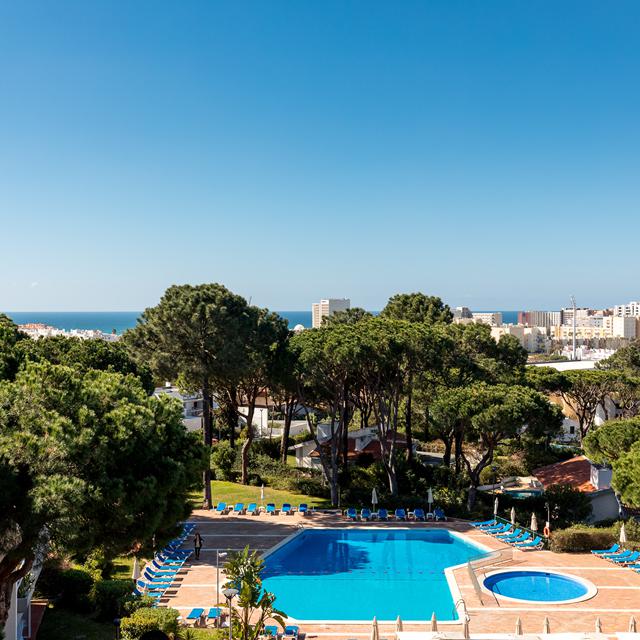 Deze vakantie kunt u volop genieten van een aangenaam klimaat en de schitterende tuinen van Appartementen Pinhal da Marina! De goed verzorgde appartementen liggen ideaal op ongeveer 15 minuten lopen naar de haven van Vilamoura en het strand. In de tuin vindt u onder meer 2 zwembaden en een beachvolleybalveld. Niet voor niets is het de perfecte plek voor een onbezorgde zonvakantie in de Algarve.