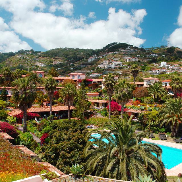 De sfeervolle Quinta Splendida is werkelijk prachtig gelegen in een enorme botanische tuin. Het hoofdgebouw is een gerestaureerd herenhuis uit de 19e eeuw, het heeft dus een mooi antiek sfeertje. In de 30.000 vierkante meter botanische tuin, met meer dan 1000 soorten verschillende planten, zult u zeker een wandeling willen maken. U kunt hier ook heerlijk ontspannen. Het ligt in het plaatsje Canico, een charmant dorpje in het zuidwestelijke deel van het eiland Madeira. Wanneer u hier het gezellige dorpsplein bezoekt zult u zich als een echte Portugees voelen tussen de lokale bevolking. Vanuit het buitenzwembad bij het hotel kunt u genieten van een fantastisch uitzicht op de Atlantische Oceaan en het nabijgelegen natuurreservaat Desertas Islands.