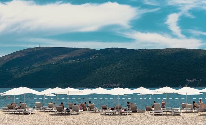 Hotel Lazure Contemporary Building,  slide 5