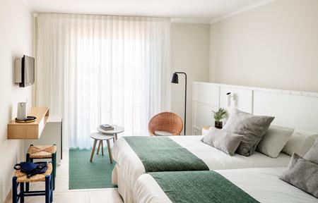 Aqua Hotel Bertran Park slide 3