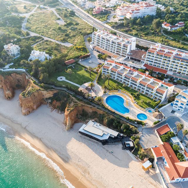 Op een mooie locatie in het populaire Portimao vind u Appartementen Jardim do Vau. Direct voor het complex ligt het schitterende zandstrand. Vanaf het zwembad heb je ook een heerlijk uitzicht op zee. De appartementen van Jardim do Vau zijn erg ruim. Ze zijn modern, maar sfeervol en volledig ingericht. Het appartement bevat een kitchenette met onder andere een koelkast, vriezer, kookplaat, magnetron en koffiezetapparaat. Kortom: alle nodige faciliteiten zijn aanwezig! Daarnaast beschikken alle appartementen over een fijn balkon met zitje en met een heerlijk uitzicht op de omgeving,