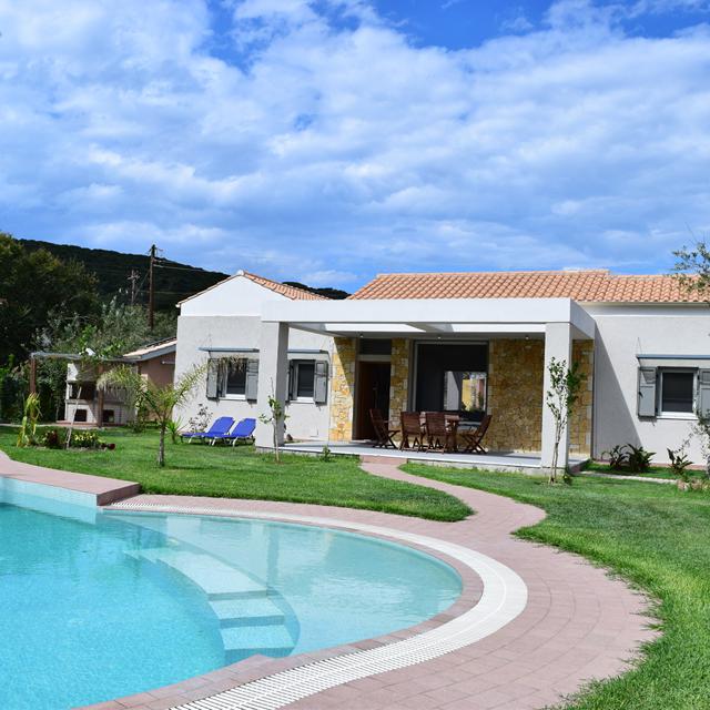 Vakantie Three Stars Villas met privézwembad in Moraitika (Corfu, Griekenland)