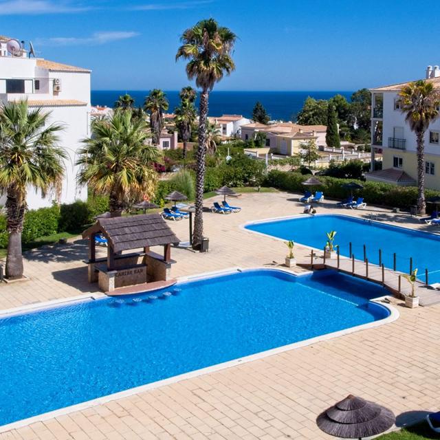 Appartementen Estrela Do Vau is perfect wanneer je op zoek bent naar een zorgeloze vakantie aan de prachtige Algarve. Op loopafstand van het Praia do Vau strand, kun je alle zonnige dagen vullen met je voeten in het zand. Maar ook kun je jezelf prima vermaken aan en rondom het zwembad van Appartementen Estrela Do Vau, waar de kleinste waterpret beleven in een apart kinderbadje. De appartementen en studio's zelf zijn ruim en licht ingericht. Voor vermaak zijn er in de zomermaanden ook geregeld live optredens.