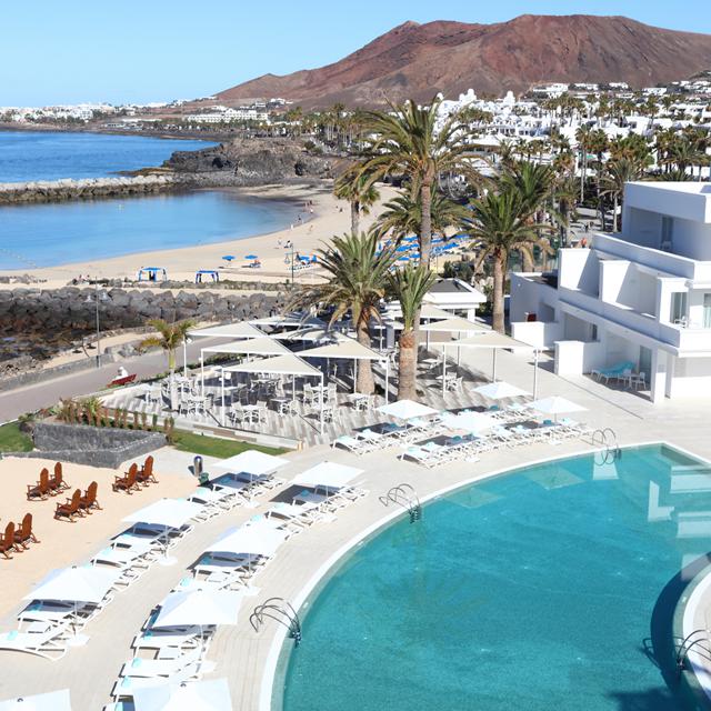 Hotel Iberostar Lanzarote Park is een ruim opgezet resort in een levendige omgeving. Hier geniet u heerlijk van het zonnetje op het terras en een frisse duik kunt u nemen in een van de zwembaden. Kinderen beleven op dit vakantieadres een toptijd vanwege de glijbanen en het animatieteam dat allerlei activiteiten voor hen organiseert.Voor extra ontspanning is er een wellnesscenter met o.a. hamam en de mogelijkheid om een massage te reserveren. Helemaal luxe is de chill-outplek, enkel toegankelijk voor personen vanaf 16 jaar die verblijven in een Star Prestige kamer, met een eigen zwembad en Balinese bedjes. Lekker eten kan in het restaurant van het hotel waar u kunt kiezen uit diverse Internationale gerechten. Er zijn meerdere bars waar u uw favoriete drankje kunt bestellen en een Food Truck voor smakelijke snacks. Bovendien kijken de ruime kamers bijna allemaal uit over zee.