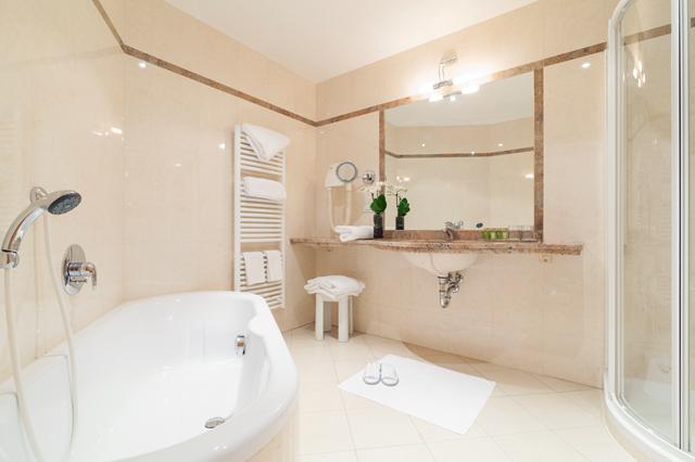 Sneeuwzeker 4.5* Italië € 2033,- ➤ sauna, kluisje op kamer, parkeerplaats, restaurant(s), fitness, wellness, wifi, zwembad