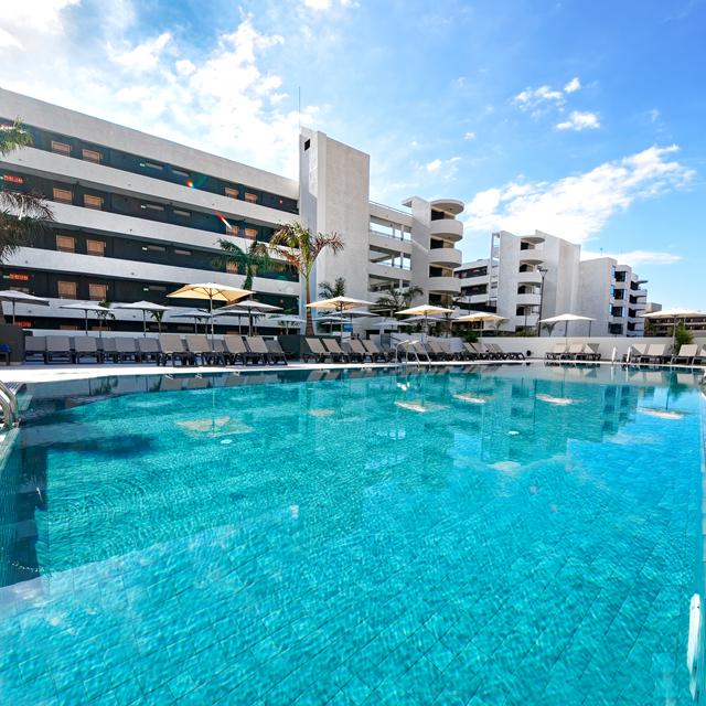 Hotel Labranda Isla Bonita is een mooi adres voor een fijne vakantie op Tenerife. Het strand bevindt zich op loopafstand, de kamers zijn zeer modern ingericht en er is een zwembad met daaromheen een mooi aangelegd zonneterras. Geniet hier van de Spaanse zon en bestelt u zo nu en dan een verkoelend drankje bij de poolbar. Dit wordt een heerlijke tijd!