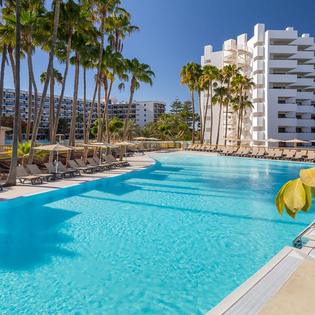 Hotel Barcelo Margaritas is een geweldig adres voor een heerlijke vakantie op het mooie eiland Gran Canaria. Gaat u graag naar het strand? Het shuttlebusje van het hotel brengt u ernaartoe. Bent u op zoek naar winkels, dan kunt u al wandelend naar het leuke winkelcentrum Gran Chapparal.Blijft u liever bij het hotel, dan hoeft u zich hier geen moment te vervelen. Voor een verkoelende duik kunt u kiezen uit twee zwembaden, er is een fitnesscentrum en zelfs een professioneel CrossFit centrum. Bij de bar wordt gezorgd voor lekkere drankjes en kinderen vermaken zich bij de diverse clubs voor verschillende leeftijden.De kamers van dit hotel zijn modern ingericht en daardoor ideaal om ieder dag weer in thuis te komen na een dag ontspannen in de zon. Bovendien hoeft u zich over het eten deze week geen zorgen te maken, dit is iedere dag weer tot in de puntjes verzorgd. U hoeft alleen maar te kiezen en te genieten van deze heerlijke vakantie!Wilt u graag verblijven in nog meer luxe? Kiest u dan voor Royal Levelmet extra's als o.a. VIP-all inclusive, apart zwembad, Ala carte dineren.