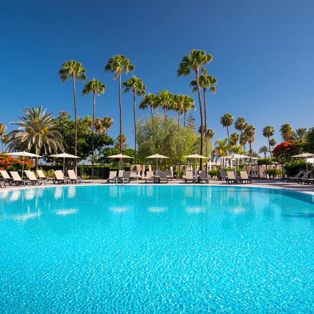 Hotel Barcelo Margaritas Royal Level betekent verblijven in luxe. Het is een geweldig adres voor een heerlijke vakantie op het mooie eiland Gran Canaria. Gaat u graag naar het strand? Het shuttlebusje van het hotel brengt u ernaartoe. Bent u op zoek naar winkels, dan kunt u al wandelend naar het leuke winkelcentrum Gran Chapparal. Voor een verkoelende duik kunt u kiezen uit twee zwembaden, er is een fitnesscentrum en zelfs een professioneel CrossFit centrum. Bij de bar wordt gezorgd voor lekkere drankjes en kinderen vermaken zich bij de diverse clubs voor verschillende leeftijden. Indien u verblijft in het Royal Level gedeelte, dan zijn er vele extra'sRoyal Level ligt in een exclusief gedeelte van Hotel Barcelo Margaritas. De junior suites zijn volledig gerenoveerd en u heeft een eigen check-in in de Royal Level lounge. Ook heeft u toegang tot het exclusieve zonneterras met zwembad. Voor Royal Level gasten is er ook nog eens een exclusief buffet - en A-la-carterestaurant, wat een luxe!