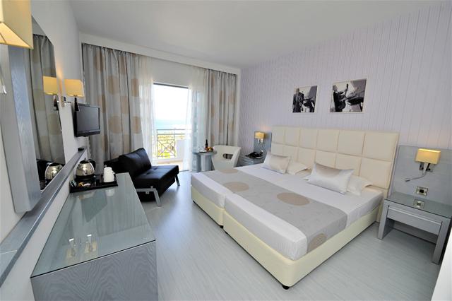 Deal zonvakantie Cyprus. - St. George Beach Hotel & Spa Resort