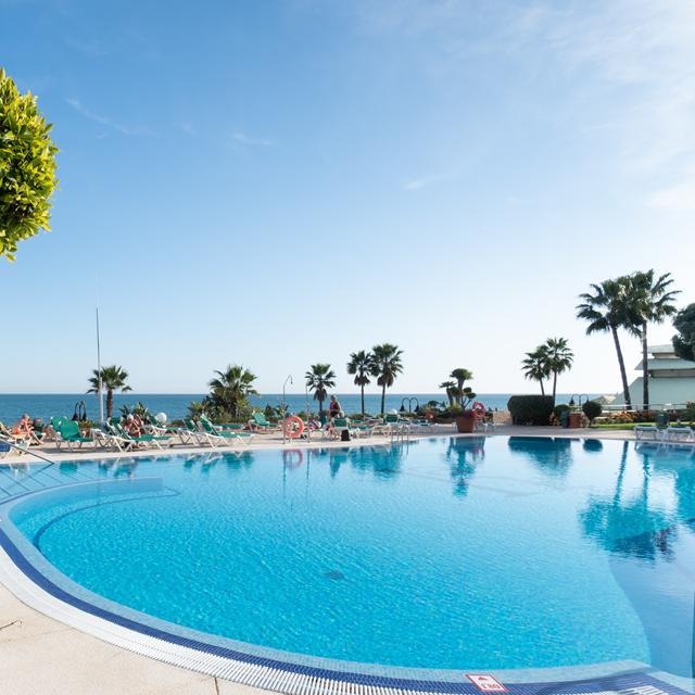 Het rustig gelegen Hotel MS Amaragua is een heerlijke accommodatie voor een echte strandvakantie in Torremolinos. U hoeft alleen maar de gezellige boulevard over te steken en u kunt al op een van de comfortabele ligbedden neerploffen. In de buurt is de leuke wijk La Carihuela, met een leuke winkelstraat en meerdere pleintjes met terrasjes en restaurants.De kamers zijn ruim en netjes ingericht. Het hotel heeft een groot zwembad met fantastisch uitzicht over het strand en de zee. De bar zorgt voor een lekker drankje, bij de snackbar kunt u iets lekkers halen en 's avonds kunt u aanschuiven in het buffetrestaurant. In het wellnesscenter kunt u zich laten verwennen met een Turks stoombad, een massage of een schoonheidsbehandeling.