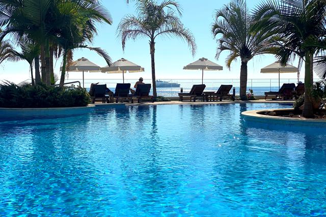 Vakantie 5* Cyprus € 1014,- 【tennisbaan, restaurant(s), zwembad, fitness, sauna】