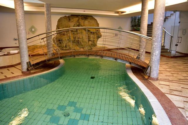 Hoge korting skivakantie Dolomiti Superski ⭐ 8 Dagen halfpension Hotel Krone