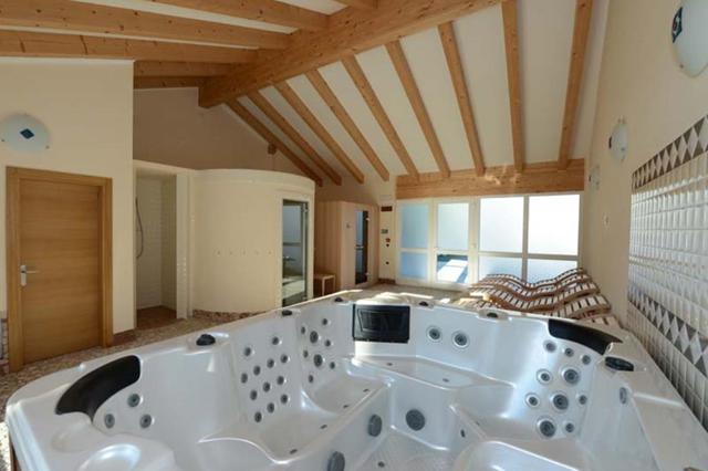 Skiën 3* Dimaro € 552,- 【wifi, kluisje op kamer, wellness, restaurant(s), sauna, hond is welkom, parkeerplaats】