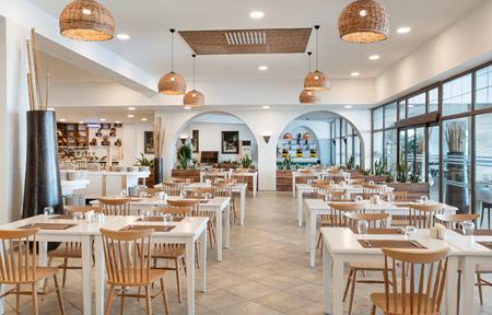 Hotel Holiday Inn Resort slide 3