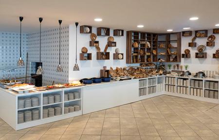 Hotel Holiday Inn Resort slide 4