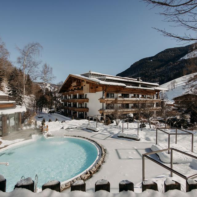 Familien-en Gartenhotel Theresia Saalbach - 
<ul>
  <li>Directe toegang tot de piste en nabijheid van de skilift</li>
  <li>Uitgebreid skigebied met pistes voor elk niveau</li>
  <li>Luxe wellnessruimte met sauna en binnenzwembad</li>
</ul>